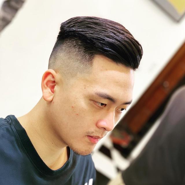 男生别留“老背头”发型了,剪发时侧边分一条线,轻熟利落又帅气|发型|侧边|头发_新浪新闻