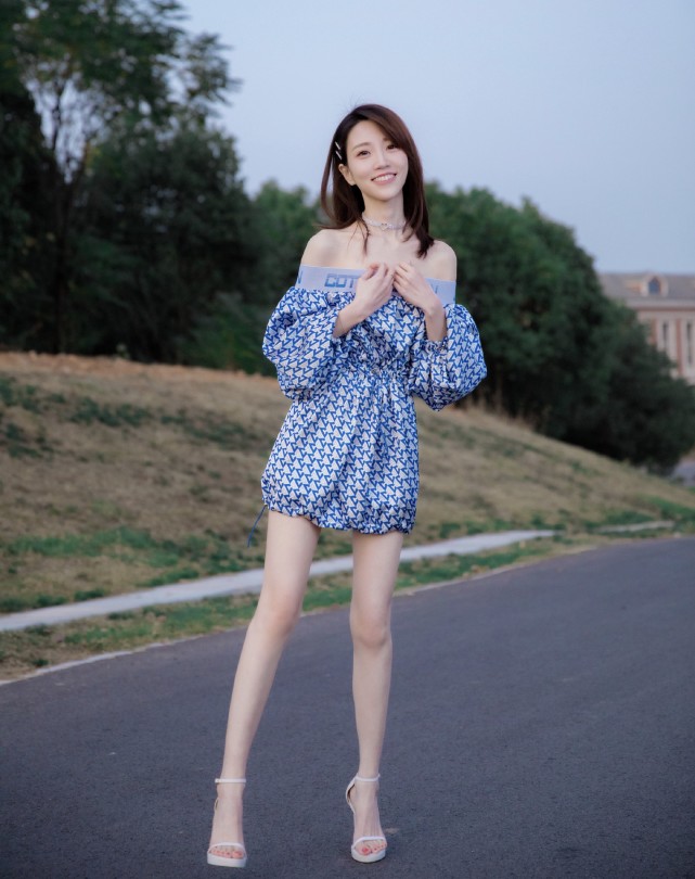 新代主持人张纯烨身高175厘米长腿逆天女明星最怕和她合影