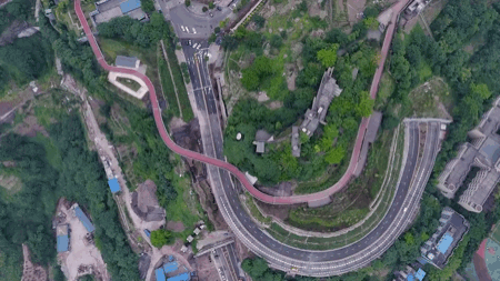 △重庆惊现3D悬空步道 脚下竟是高楼耸立。贾楠 摄