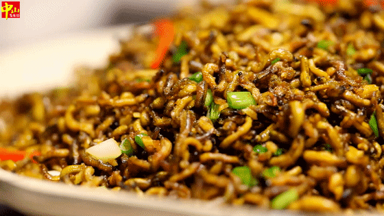 禾虫的做法多种多样焗,煎,炒,蒸,煮样样皆可生炒禾虫将蒸好的禾虫用小