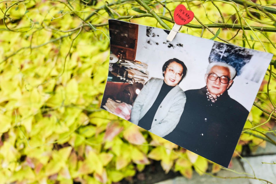 在至亲家属的见证下,按饶平如老先生生前的嘱托,平如和美棠的灵骨合葬