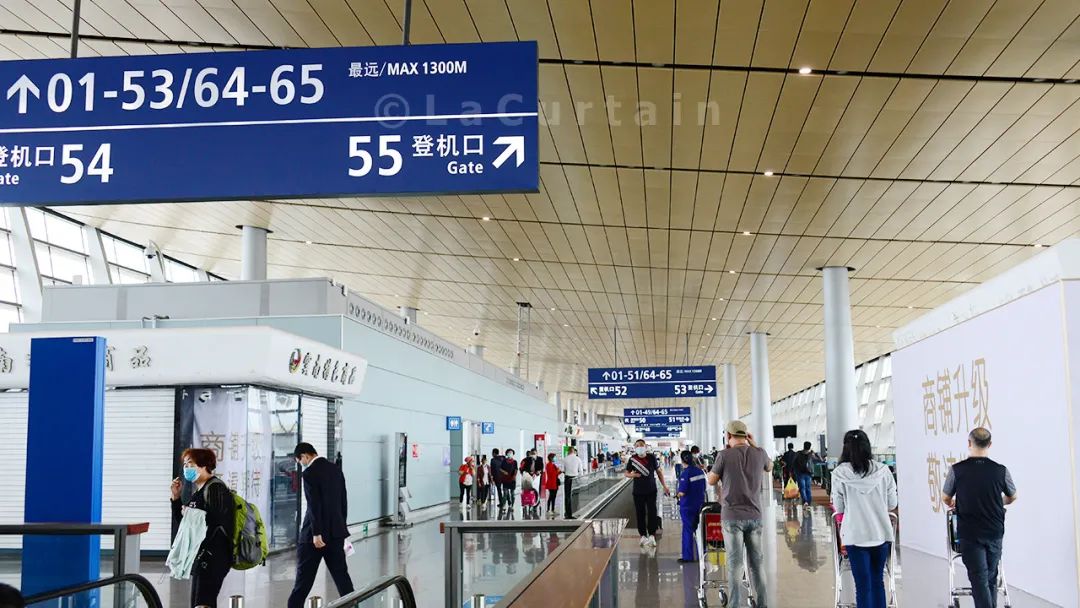 在浪漫的昆明长水机场,估计也不见得多么宽裕.