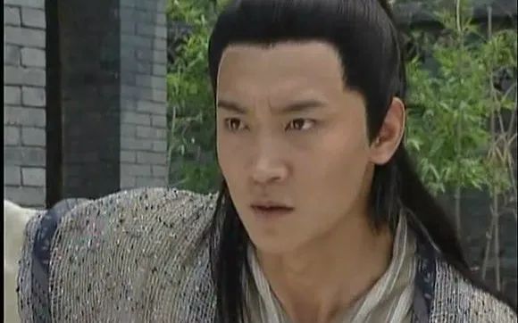 他在《把酒问青天》里饰演冷漠狂傲的幽冥少主余火莲