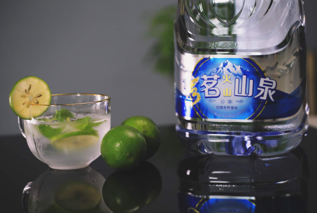 珍茗水…8月28日,云南首家火山泉在国家级贫困县红河屏边正式投产