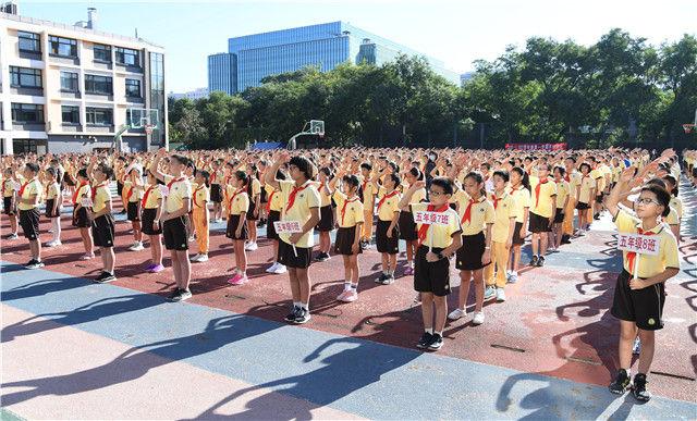 　9月1日，在北京第二实验小学新文化街校区，五年级和六年级学生参加升旗仪式。新华社记者 任超 摄