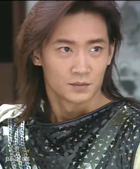 他在《把酒问青天》里饰演冷漠狂傲的幽冥少主余火莲