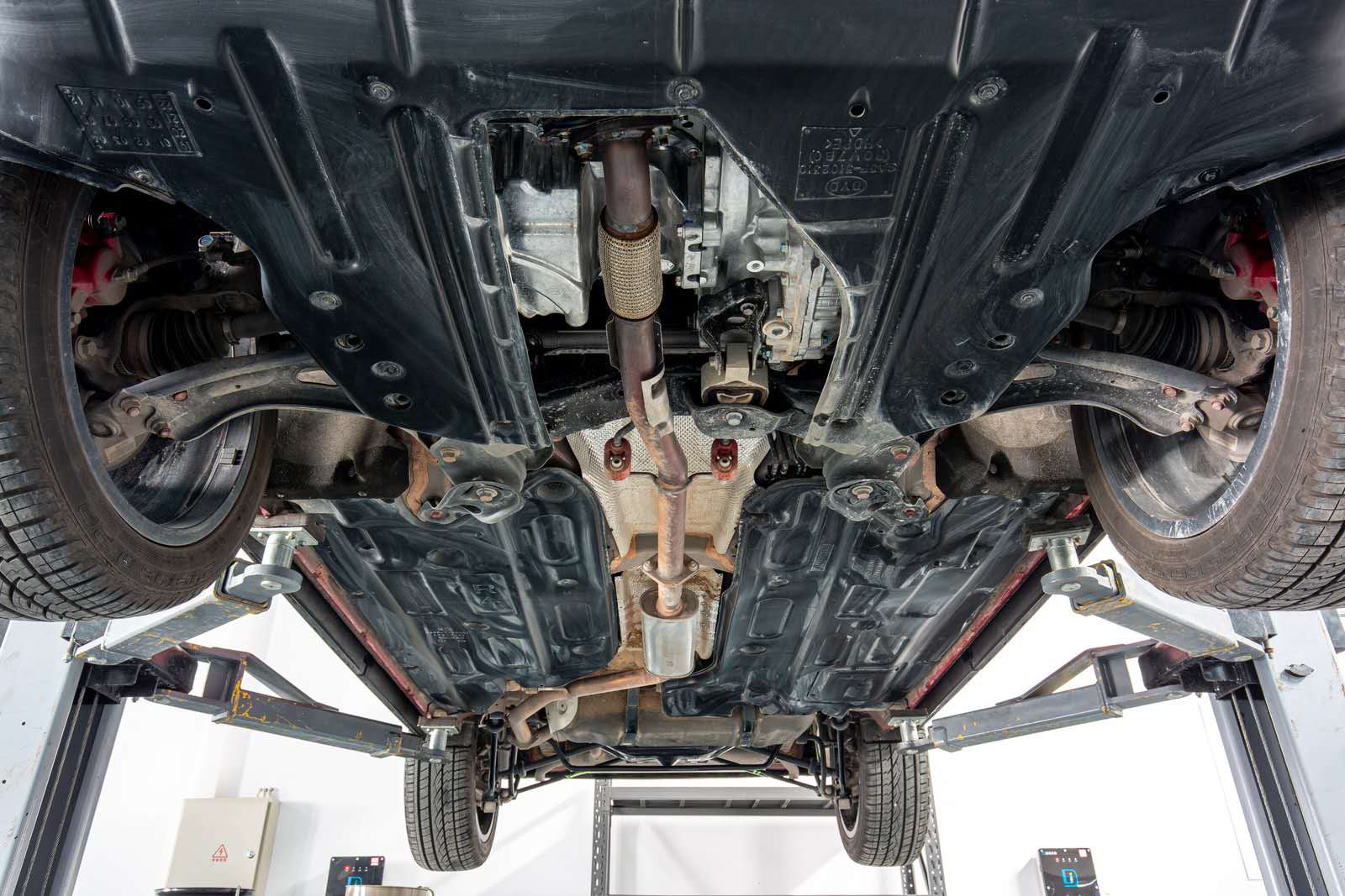 宋plus的底盘整体感很强,丝毫不松散,在面对砂石和细碎路面时,能轻松