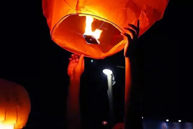 中元|每次离别,都是一次小型的死亡|中元|天灯|中元节_新浪新闻