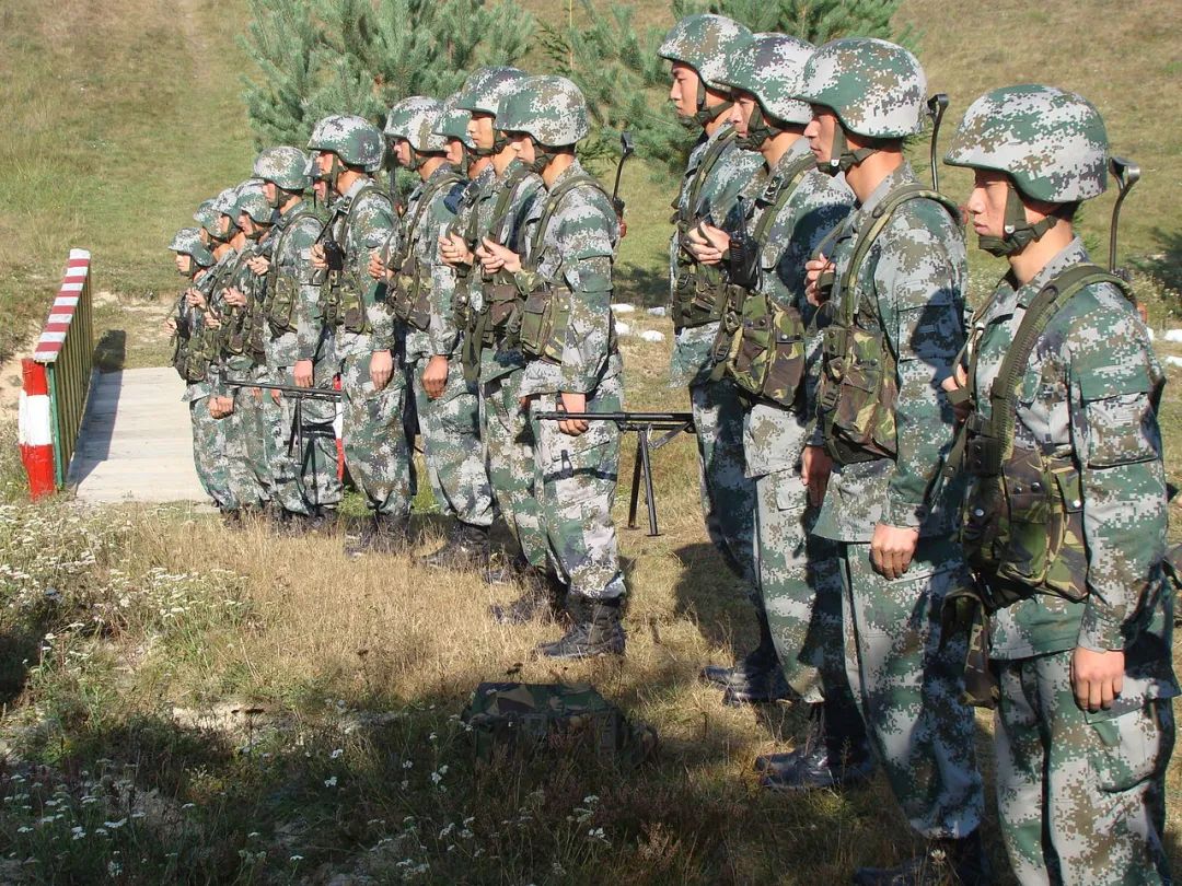 部队佩戴的03式防弹头盔