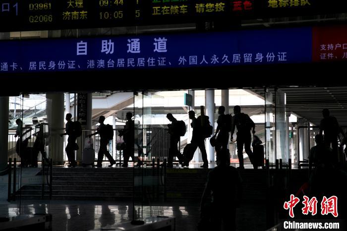退伍老兵走向站台,他们将在这里踏上新的征程。 张宸硕 摄