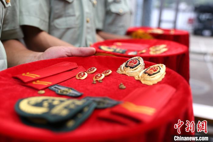 退役老兵摘下的帽徽,领花,肩章 刘治乾 摄