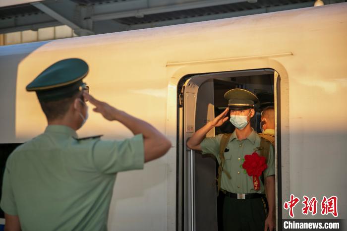 战友,愿你在人生新的征程上再创新的辉煌。 张宸硕 摄