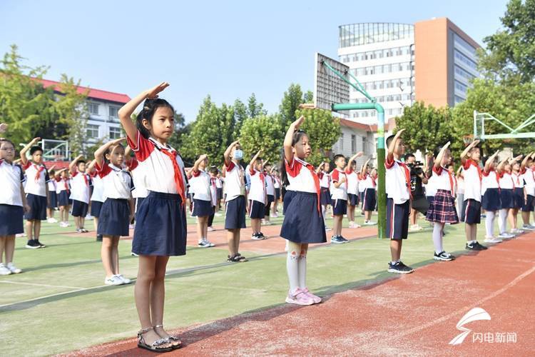 太萌了!济南玉函小学新生报到 一年级萌娃演唱《悯农》萌翻众人
