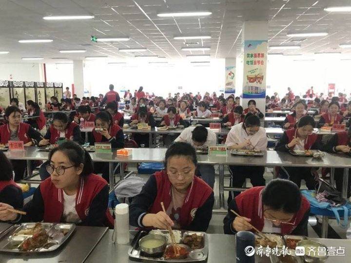 泰安一中开学第一餐,食堂添拒绝浪费提示语"光盘"从我做起
