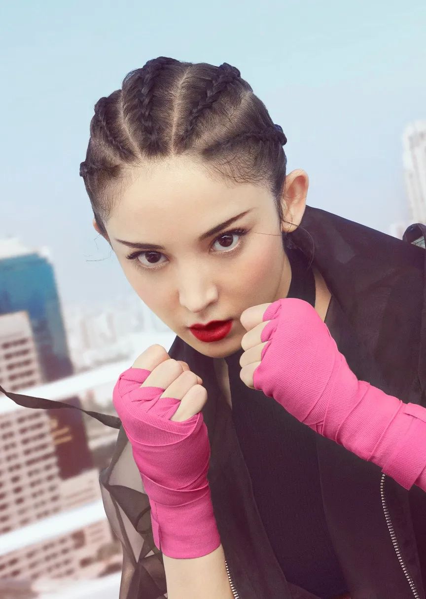 这类发型,不管是长发还是短发都能够轻松变身酷女孩了~在打造拳击辫时