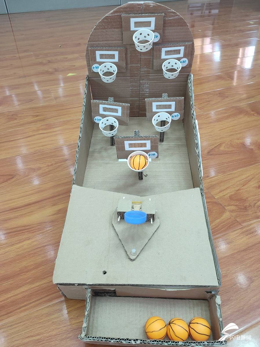 "自动投篮机"的制作者是济南市堤口路小学六年级学生亓俊涵,在学校