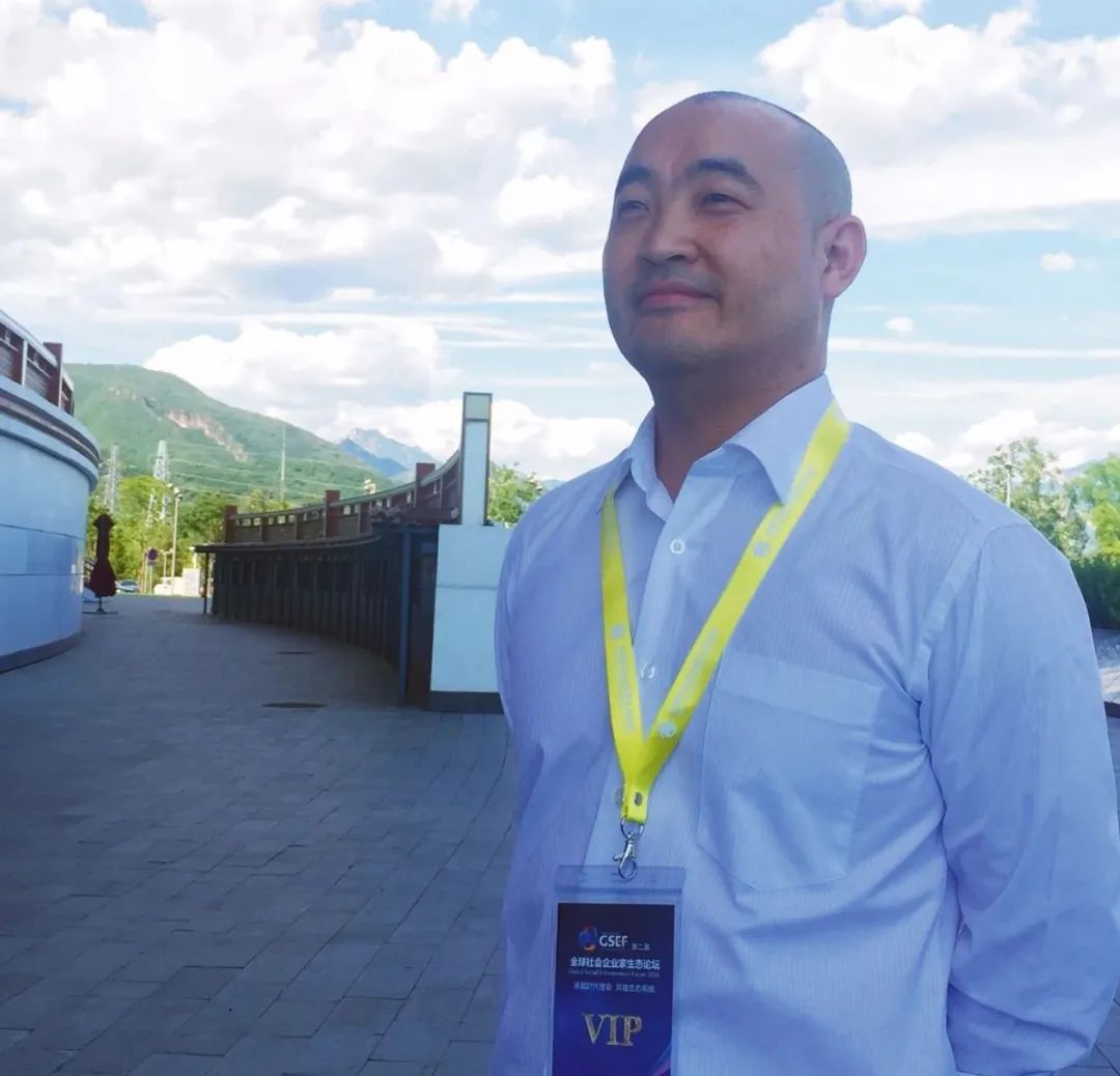 他去了美国,韩国,法国及中国各地,闲暇时间阅读,钻研各类关于近视防控