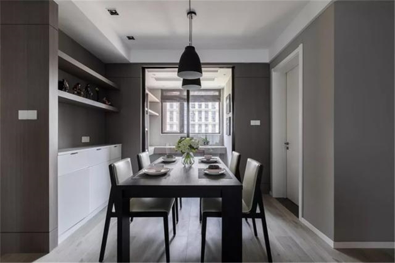 灰色的墙面氛围下,搭配搁板 白色斗柜的餐边柜,以颜色打造出满满的