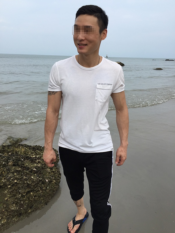 俞东在海边。