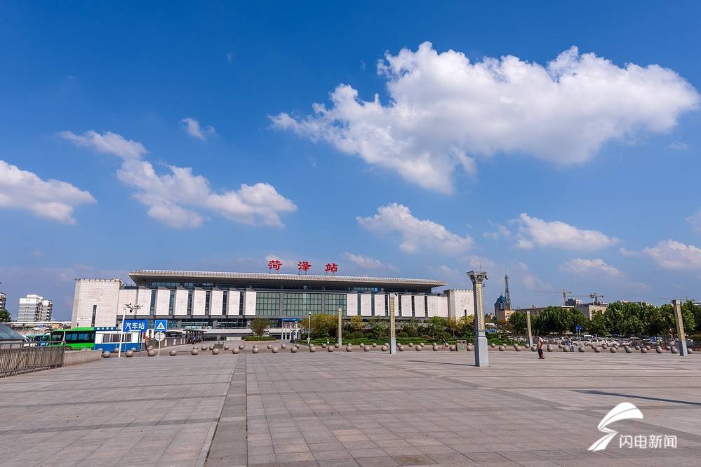 蓝天白云下的菏泽火车站外貌