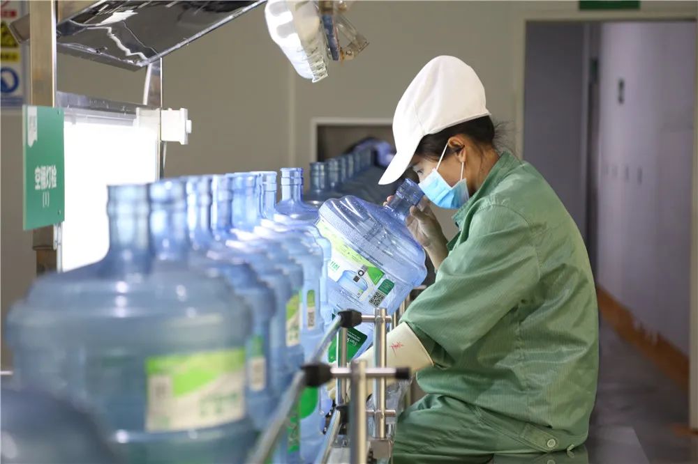 拥有好口感的同时,经过相关的检测,屏边水厂的山泉水符合食品安全标准