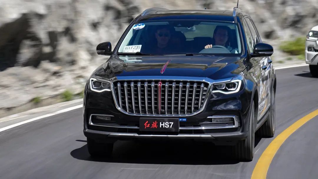 即便没有顶配车型上的前排声学玻璃,红旗hs7 2021款的静谧性都能