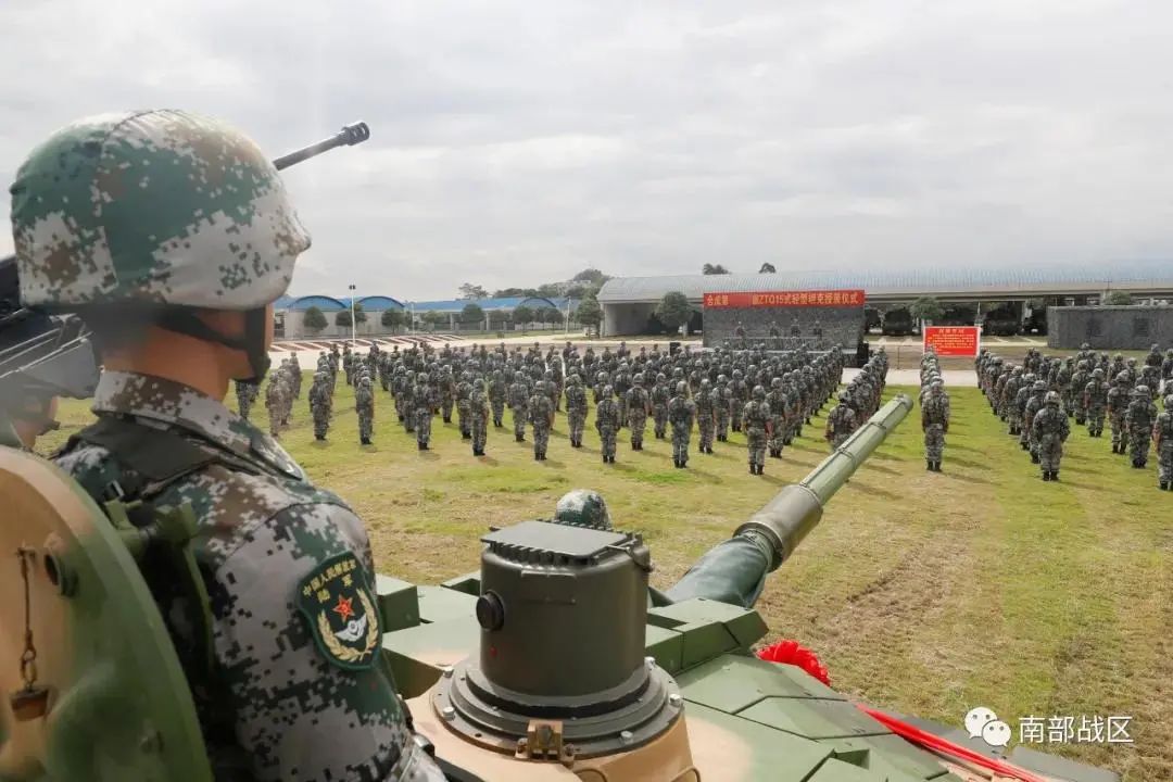 为坦克分队配备某新型坦克近日,陆军第75集团军某旅举行授装仪式只待