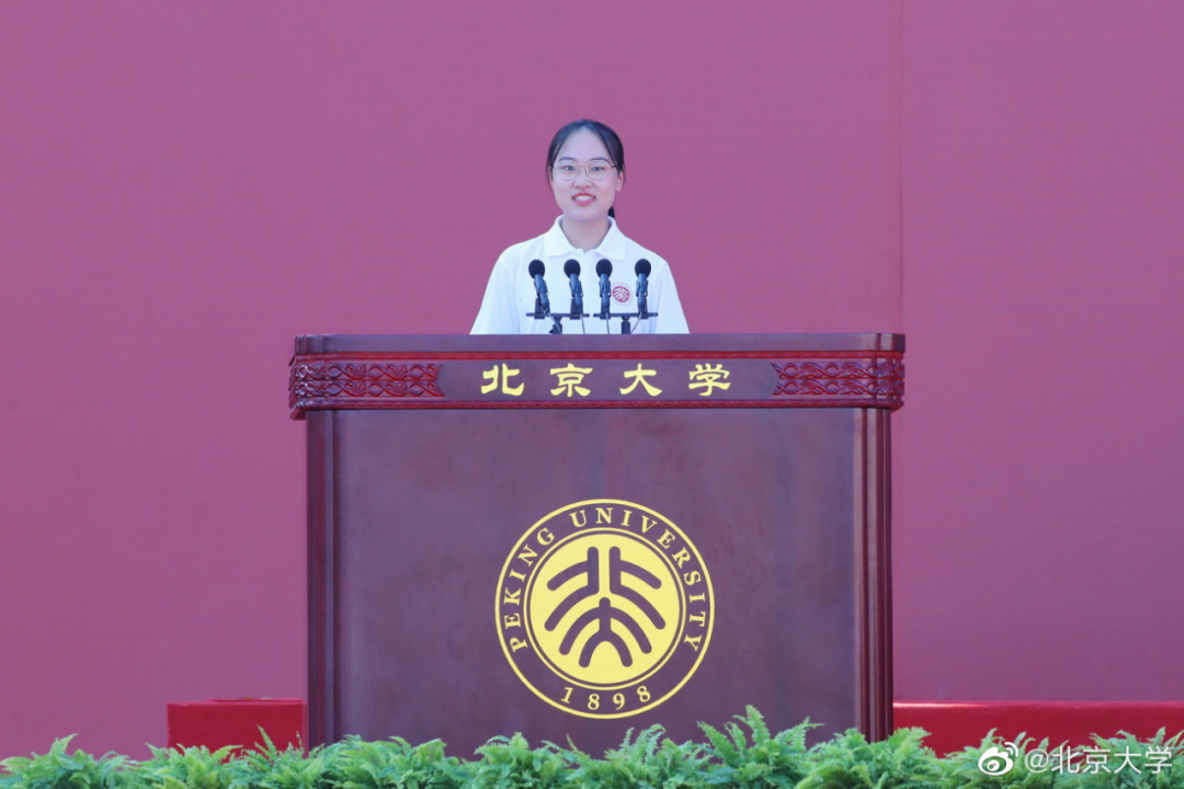 谢欣颖作为新生代表发言 图：北京大学微博