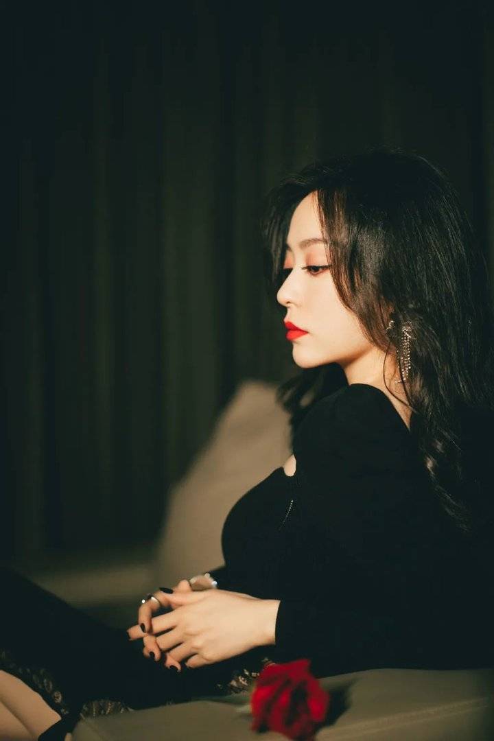 张靓颖2007年的《dear jane》的歌词里说,"理想和现实好像真的是很难