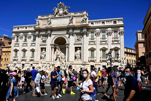 资料图片：2020年8月19日，疫情下众多游客在意大利罗马市中心特雷维喷泉前观光游览。(法新社)
