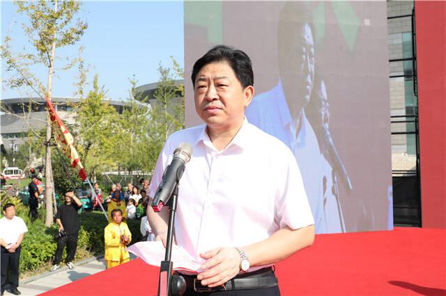 袁志勇主持开幕式.