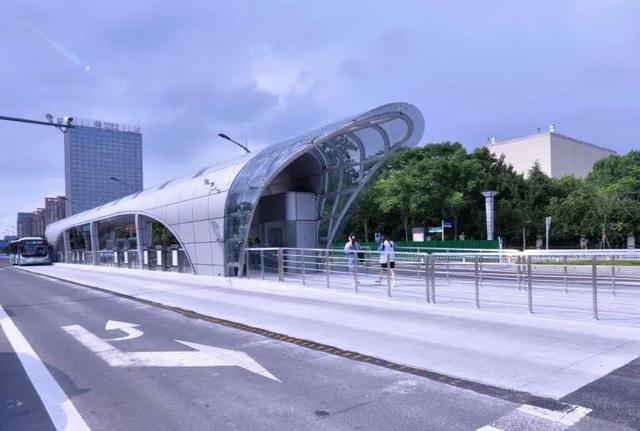 今天,盐城解放路18个brt站台全线开通