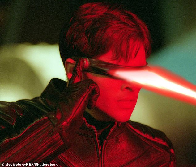 现实版镭射眼佩戴这款新型隐形眼镜一个眼神搞定一切