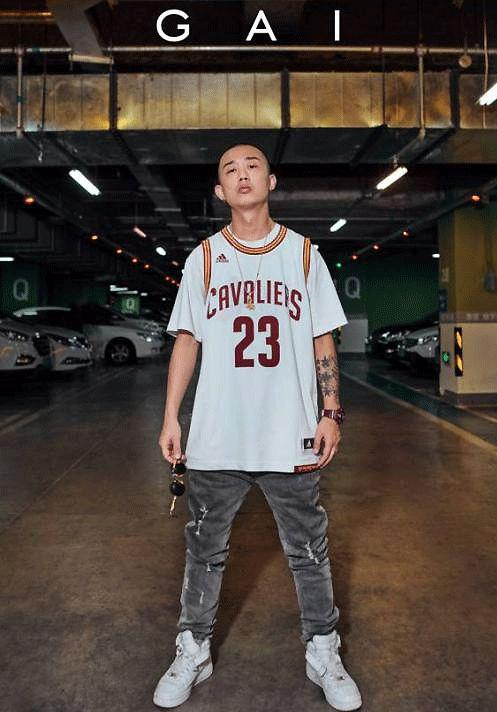 纹身"宣誓",名号叫响,看起来就差做歌了.他小时候留过的发型.