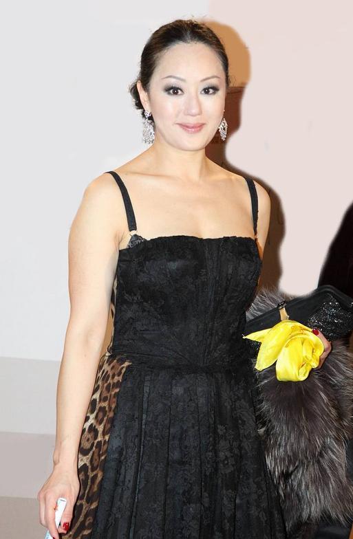 章小蕙真是时光尤物,一袭吊带裙珠圆玉润,这身材才有女人味