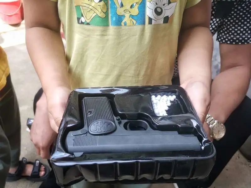 景安朋当年做生意留下的一把玩具枪,bb弹,如今在他儿子手中.耿学清/摄