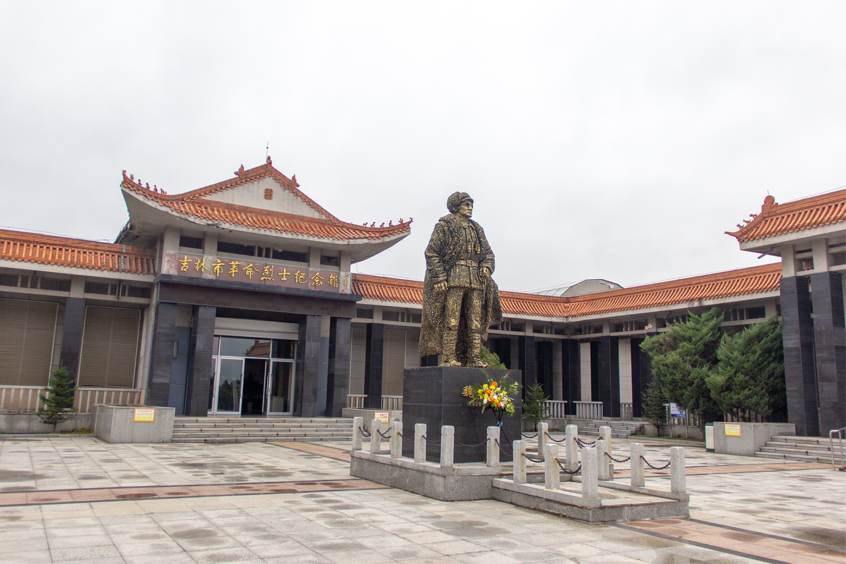 市船营区北山公园内,始建于1954年,分革命烈士陵园,革命烈士纪念塔
