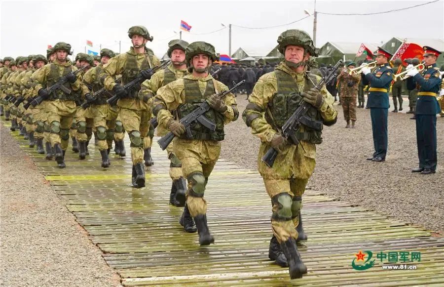 中俄高加索2020战略演习开幕 我军队伍擎旗受阅(图)
