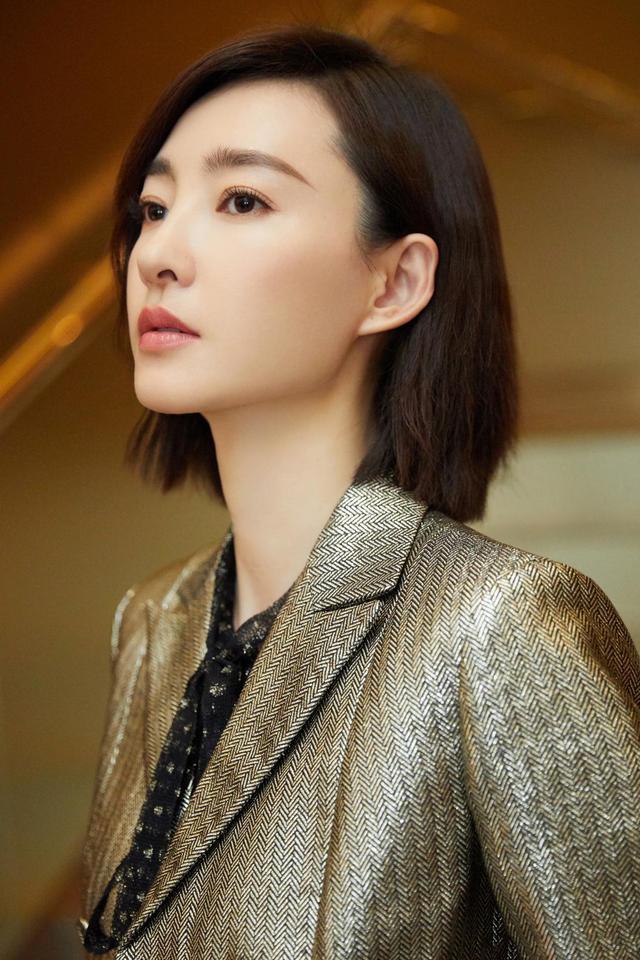 王丽坤有多撩人,西装内搭透视衫霸气又性感,不俗不媚很高级