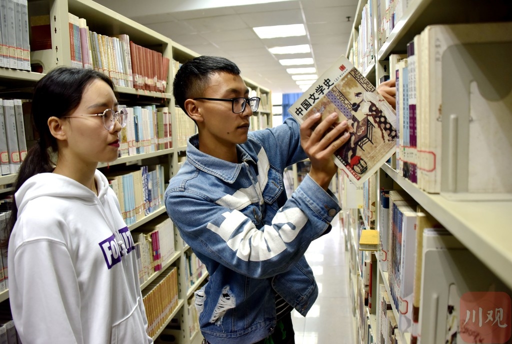 雷波的彝族少年来西南石油大学报到了！