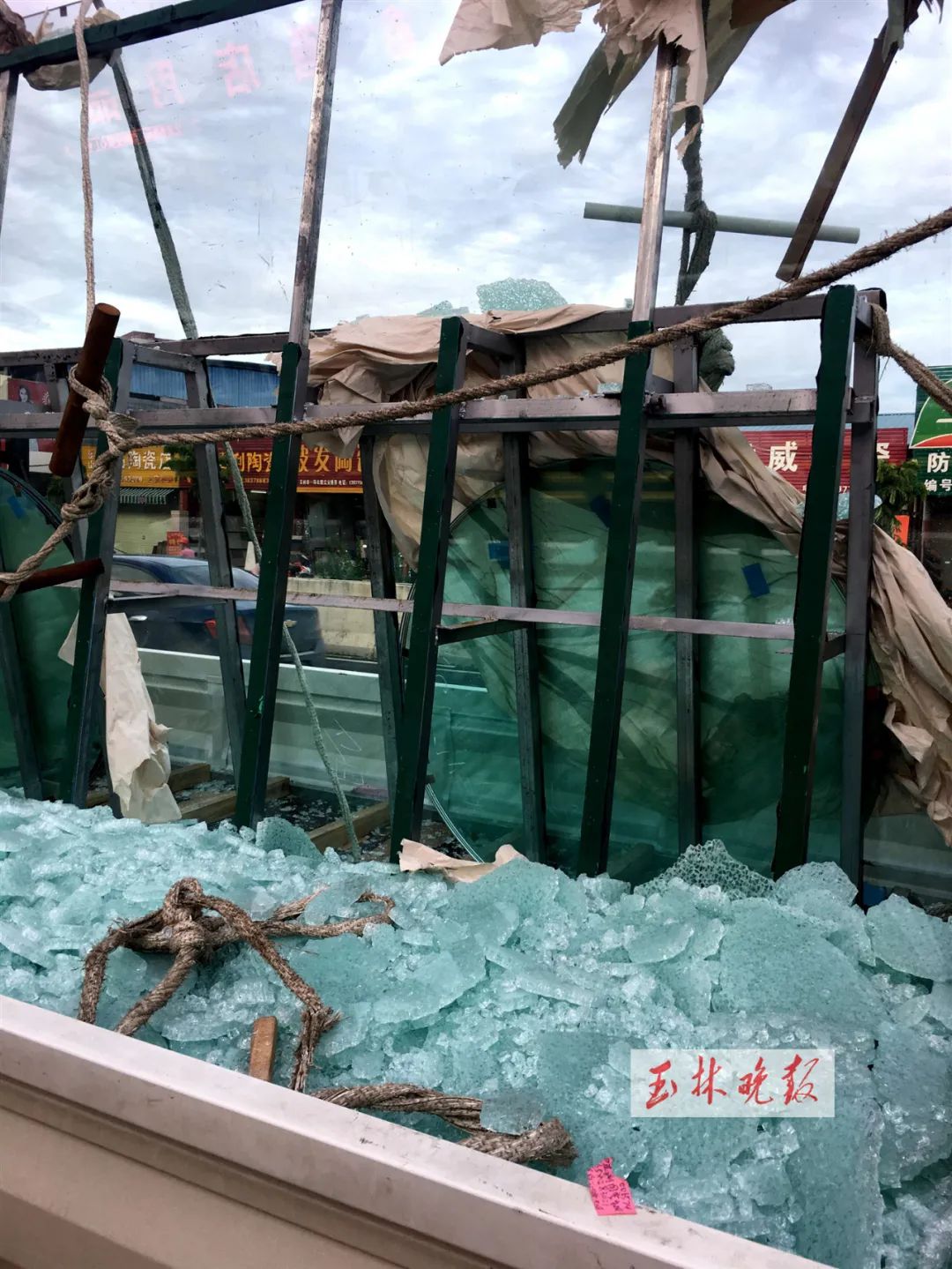 小货车撞到南高立交限高架,车上玻璃破碎洒落一地!司机竟说.