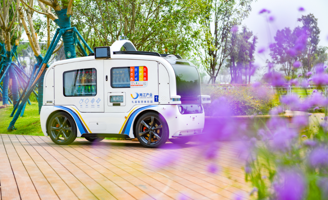 礼嘉智慧公园内的自动驾驶售卖车 邹乐 摄