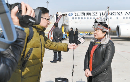 　　全国人大代表雷燕琴(右一)接受记者采访。新华社记者李鑫/摄