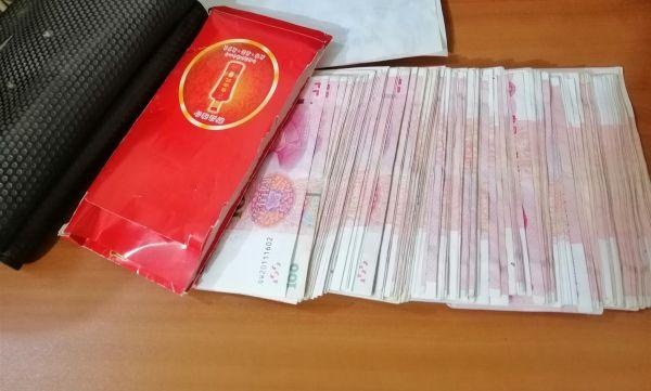 公交司乘"接力"归还失主2万元现金