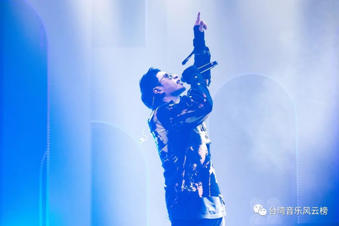 潘玮柏开线上演唱会,演绎浪漫双人舞粉红泡泡满天飞