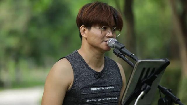 用歌声感动路人的街头歌手__财经头条