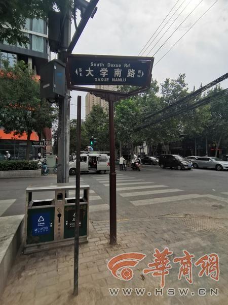 西安大学南路一交汇处指路牌破损变形 市民担心掉下来砸到人|西安