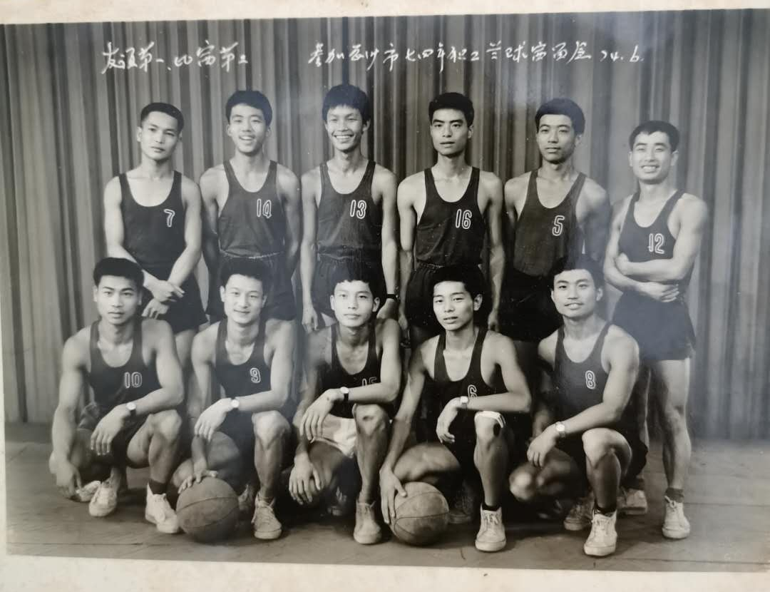 是这支球队的创始"元老",他告诉记者这支球队名称的由来,1970年左右