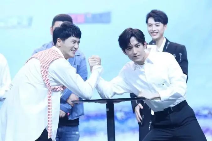 真是难分伯仲~"无支祁"傅方俊穿粉色拼接西装温柔儒雅,"腾蛇"白澍穿一