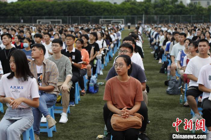 华侨大学2020级新生开学典礼在户外举行，并同步直播。　刘沛 摄